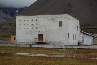 Abandoned house in Pyramiden