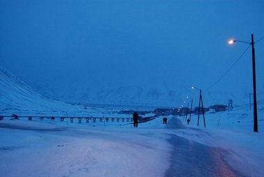 Vägen mellan studentbostäderna i Nybyen och UNIS i Longyearbyen