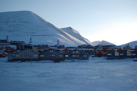 Longyearbyen p Svalbard under vintern
